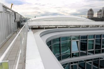 Spesielt tak: Det hvite taket over atriet er ifølge Siemens basert på samme teknologi som taket til Allianz Arena, EFTE (Etylen tetrafluoretylen). Taket er selv-rengjørende. Fra utsiden er taket translusent hvitt, men er gjennomsiktig fra insiden, og slipper dermed inn mye lys. Foto: Fredrik Drevon