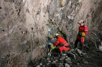 Her forbereder entreprenøren sprengning som en del av den mekaniske brytingen av Follobanetunnelen. Foto: Mari Gisvold