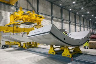 Det er etablert en egen fabrikk på Åsland der betongelementene som skal kle Follobanen produseres. Foto: Mari Gisvold