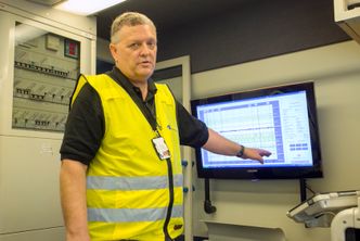 Seksjonsleder for infrastrukturvedlikehold i Jernbaneverket, Geir Harald Ingvaldsen forklarer hva målevognen måler langs det norske jernbanenettet. Foto: Mari Gisvold