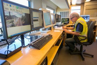 Terje Vasset og Turgut Senusial følger nøye med på resultatene som samles mens målevognen raser over skinnene. Foto: Mari Gisvold