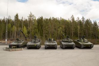 Her er alle de fem medlemmene i den nye norske CV90-familien, fra venstre: Stormingeniørvogn, stormpanservogn, multirollevogn, oppklaringsvogn og stridsledelsesvogn. Foto: Nils Bjuggstam
