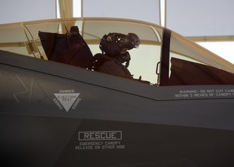 Martin Tesli i februar i forbindelse med at de norske flygerne passerte hundre flytimer med F-35. Foto: Senior Airman Devante Williams