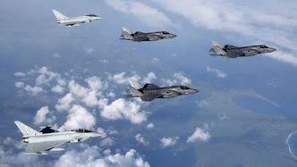 To amerikanske og ett britisk F-35B møtes av to britiske Eurofighter Typhoon på vei til England i juni i fjor. Foto: RAF