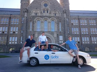 I ekte Silicon Valley-stil kjører guttene rundt i sin utslitte firmabil. Foto: Gobi