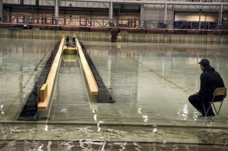 Kystverket testet modell av skip gjennom Stad i havbassenget til Marintek (nå Sintef Ocean) i juli 2016. Teststrekningen i bassenget tilsvarer 825 meter, det vil si om lag halvparten av fullskalatunnelen. Foto:  Tore Stensvold