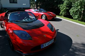 To Tesla Roadster utenfor Villa Otium, den amerikanske ambassadørens residens. Foto: Per Erlien Dalløkken