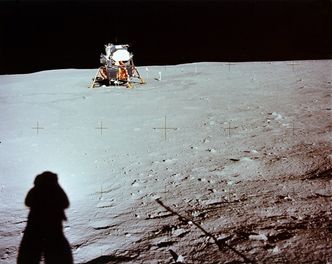 Neil Armstrong tok dette bildet da han var ute på sin første vandring på den hvite måneoverflaten. Bildet har i senere tid blir ikonisk, og er også heftig debattert av diverse konspirasjonsteoretikere. Foto: NTB Scanpix
