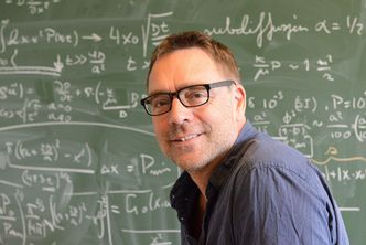 Eirik Grude Flekkøy mener eksperimentering i laben fører til mindre prøv og feil i industrien. Foto: Hilde Lynnebakken/UiO