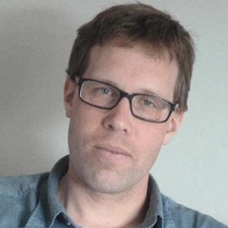 NTNU-professor Erik Wahlström leder institutt for fysikk ved NTNU. Han sier at den nye måten å lagre data på er vakker.