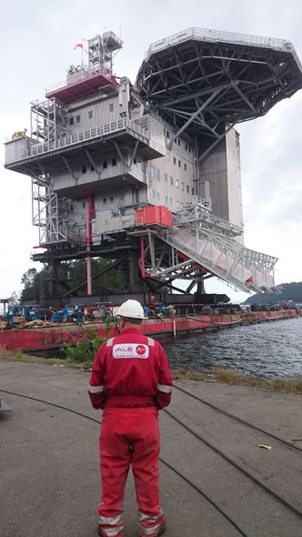 Den ferdige boligmodulen til Gina Krog-plattformen ble løftet ombord å en lekter, som i august skal frakte den til Nordsjøen. Bilde: Terje Nustad/Statoil
