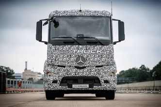 Daimler har vist frem en prototype, basert på en eksisterende treakslers modell. Foto: Daimler AG - Global Communications Commercial Vehicles