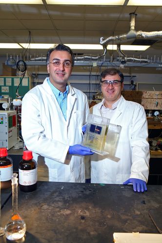 Amin Salehi-Khojin, førsteamanuensis ved UIC (venstre), og post doc Mohammad Asadi med solcellen som konverterer CO2 til syngass. Foto: University of Illinois at Chicago/Jenny Fontaine