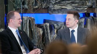 Samferdselsminister Ketil Solvik-Olsen i samtale med Tesla-gründer Elon Musk under regjeringens konferanse om fremtidens transportløsninger i april i år. Foto: Marius Valle