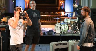 Bandet inspiserer prøveopptaket. Dette er var første gang flere av dem hadde sett VR, som jo ble en morsom seanse med mye banning. Foto: Eirik Helland Urke, TU.no