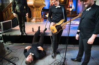 Ett av bandmedlemmene hadde operert beinet en time før vi gikk inn i kulturkirken, og hadde temmelig solide smerter underveis. Enhver anledning til å legge seg ned med bena høyt ble benyttet. Foto: Eirik Helland Urke, TU.no