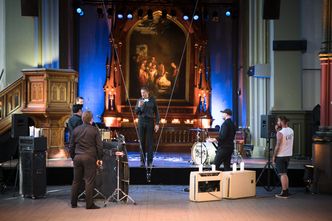 Kamera er festet i to tau som går i V-form 18 meter opp til taket, ut til kulturkirkens venstre vegg og ned til gulvet via en serie med trinser. Fra gulvplan heiste vi kameraet opp og ned. Foto: Eirik Helland Urke, TU.no