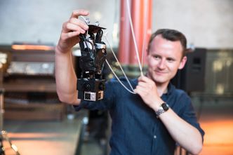 Vi måte spesialbygge en egen kamerarigg for å gjøre det mulig å ta ett sammenhengende opptak samtidig som kameraet ble heist opp 18 meter. Innrettningen hadde neppe sluppet gjennom en sikkerhetskontroll på flyplassen. Foto: Eirik Helland Urke, TU.no