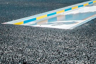 Avsløres av radar: Kjører du over 40 kilometer i timen mot disse fallemmene ved Øresundsbroen, åpnes en luke på cirka 6 centimeter i veibanen. Foto: Peter Brinch/Øresundsbron