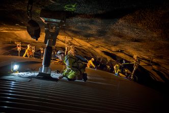 Her festes siste stålplate til himlingen inne i stasjonshallen. Foto: Anne Mette Storvik, Jernbaneverket