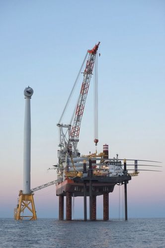 Her er Brave Tern klar for å montere rotorbladene, hver på 73,5 meter, som ligger på tvers over installasjonsskipet. Foto: Deepwater Wind