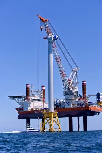 Del for del: Her har Brave Tern løftet nacellen og plassert den på tårnet til USAs første havvindmølle. Havvindparken Block Island (30 MW) skal bestå av fem turbiner. Foto: Deepwater Wind