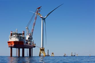 Her installerer Fred. Olsens installasjonsskip Brave Tern USAs første havvindturbin. Foto: Deepwater Wind