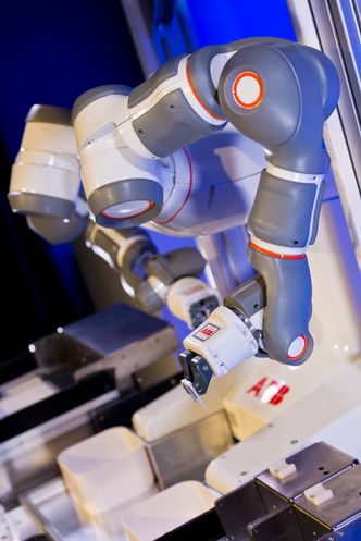 YuMi er spesielt utviklet for montering av småelektronikk. Foto: A.Pattenden/ABB