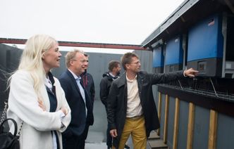 Planlegger flere: Onsdag åpnet Rema1000 sin første dagligvarebutikk med solceller på taket. - Målet vårt er å høste nye erfaringer slik at vi skal kunne installere solcelleanlegg på flere av våre butikker, sier kommunikasjonsdirektør Mette Fossum Beyer. På bildet, fra venstre: Fossum Beyer, byrådsleder i Oslo, Raymond Johansen (Ap) og solpanelmontør Per Urdahl i Solel. Foto: Solel