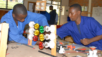 Skolene satser på å gi foreldreløse og fattige barn et grunnlag med yrkesskole, der de kan starte voksenlivet mer selvstendig.