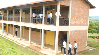 På denne skolen i Kigali fikk Alain lagt grunnlaget for sin IT-bedrift. Han lånte PC-er på skolens datarom til å lage nettsider for sin første kunde, og så var han i gang.