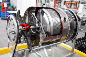 Heavy metal: Slik ser en demonstrasjonsutgave av Mieles tromler ut, legg merke til de sorte støpejernsvektene, det er der man gjøre seg fortjent til pizzaen etter flyttesjauen.