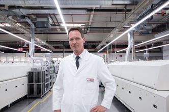 Utfordring: Hellenkamp er ansvarlig for å planlegge elektronikk med tyve års levetid, mens forbrukerne er vant til å se på en to år gammel mobil som utdatert.