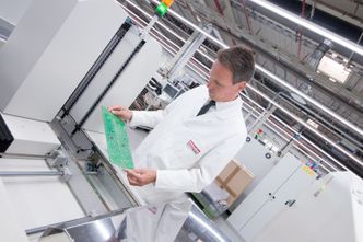 Plass nok: Rüdiger Hellenkamp er ansvarlig for å lage de elektroniske komponentene til Mieles vaskemaskiner, oppvaskmaskiner og stekeovner. Han har nok volum og vekt å gå på, men må bruke komponenter som passer bedre i en smarttelefon. Det lager en ekstra utfordring for maskinene som skal stå på fuktige rom.