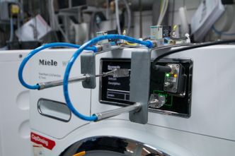 Testes: Produktene til Miele blir omfattende testet før de går ut i markedet. Nye modeller må vise at de kan holde ut tusenvis av vaskeprogrammer kontinuerlig. Denne riggen simulerer normal bruk av trykkknappene på fronten av maskinen.