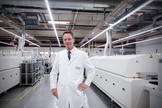 Rüdiger Hellenkamp overser produksjonen av elektronikken i Miele-maskinene. De avanserte maskinene i bakgrunnen kunne like gjerne ha produsert mobiltelefoner på løpende bånd.