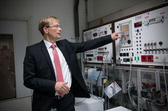 Dr. Gayk viser frem et testpanel der parametere for testen legges inn, og testingen loggføres. Det er snakk om tusenvis av vaskerunder, og millioner etter millioner med runder i sentrifugen.