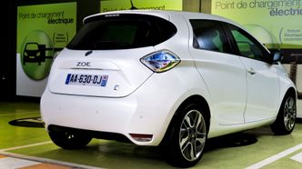 Det kan komme krav om å produsere nullutslippsbiler. Renault produserer elbilen Zoe. Foto: Groupe Renault