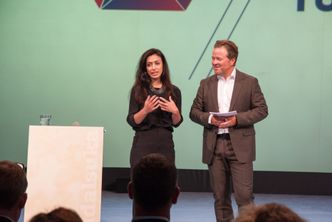 Det var bred enighet om at et Toppindustrisenter var en god idé. Hadia Tajik (Ap), her sammen med konferansier Arne Hjeltnes, skrøt av initiativet. Foto: Marius Valle