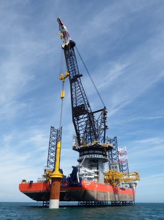 En Cranemaster-enhet i bruk på vindkraftprosjektet Rampion. Utbyggingen startet i 2015 og skal være ferdig med 116 turbiner i 2018. Foto: Cranemaster