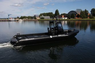 Odin er en 11 meter lang og 3,5 meter bred plastbåt. Her utenfor FFI-kaia i Horten.  Foto: Tore Stensvold