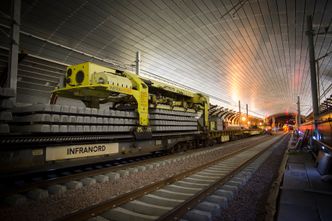 Skinner, i 120 meter lange deler, blir lagt ut på forhånd. Foto: Anne Mette Storvik/ jernbaneverket