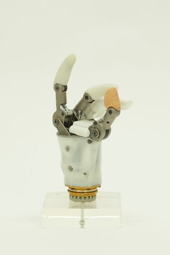 Protesen til Hy5Pro lages ved bruk av 3D-printing i plast, titan og rustfritt stål. Den er bygget opp av få deler, som gjør den robust. . Foto: Kim Wilkens