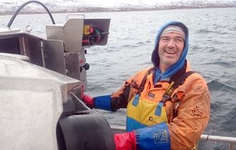 Bent Gabrielsen på arbeid om bord i sin sjark Karoline. Foto: Selfa Arctic