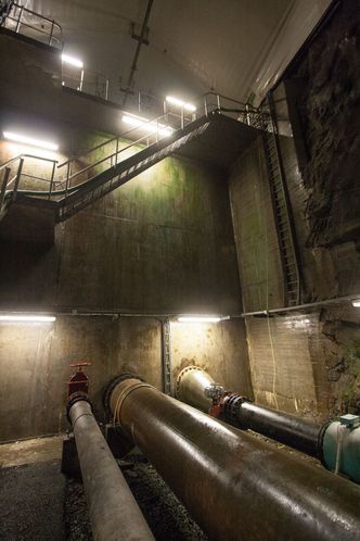 Utstyret må løftes over høye vegger, som denne i Fantoftbassenget i Bergen. Her er det kranskinne i taket, som trolig må byttes ut når det ferdige produktet skal tas i bruk. Foto: Marius Valle