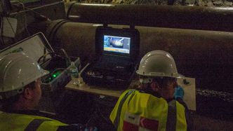 Robotoperatørene drifter systemet fra utsiden. Foto: Marius Valle