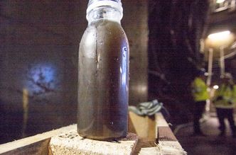 Vannprøve med slam hentet ut fra demonstrasjonen i Bergen. Foto: Marius Valle