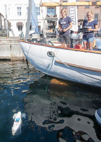Andreas Viggen og Christine Spiten demonstrerer Blueye-dronen i Arendal. Foto: Marius Valle