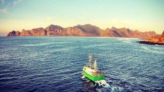 Bent Gabrielsen seiler ut fra Vannvåg i Karlsøy kommune og har 2,5 timer steaming før han kan starte fiskingen. Foto: Selfa Arctic
