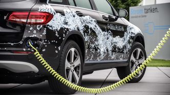 GLC F-cell kan lades som en elbil, og tankes som en hydrogenbil. Foto: Daimler AG - Global Communications Mercedes-Benz Cars